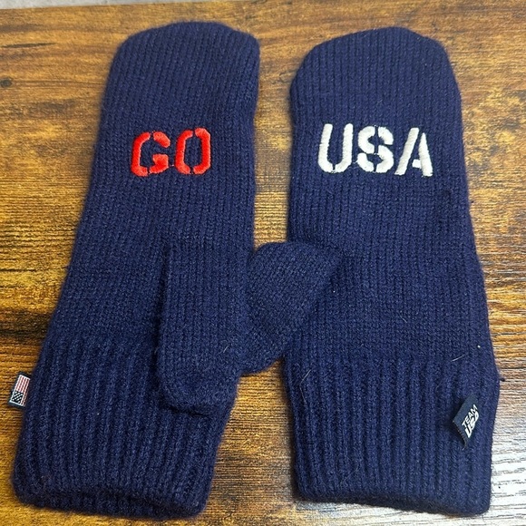 Team USA Olympic Winter Mittens - Picture 1 of 4